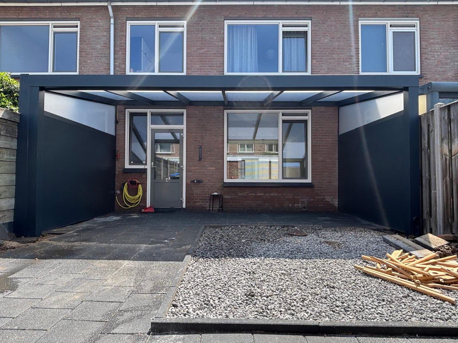 Veranda met beide zijkanten gesloten in antracietkleurige panelen, polycarbonaat spie en LED-verlichting